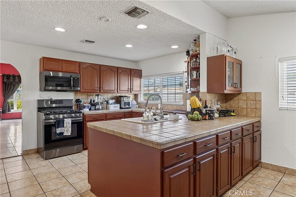 606 N Park Ave Pomona, CA 91768  | Single Family