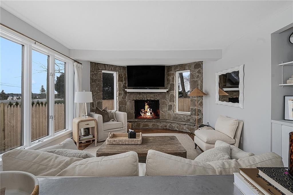 1705 Wampanoag Trl Barrington, RI 02806  | Single Family