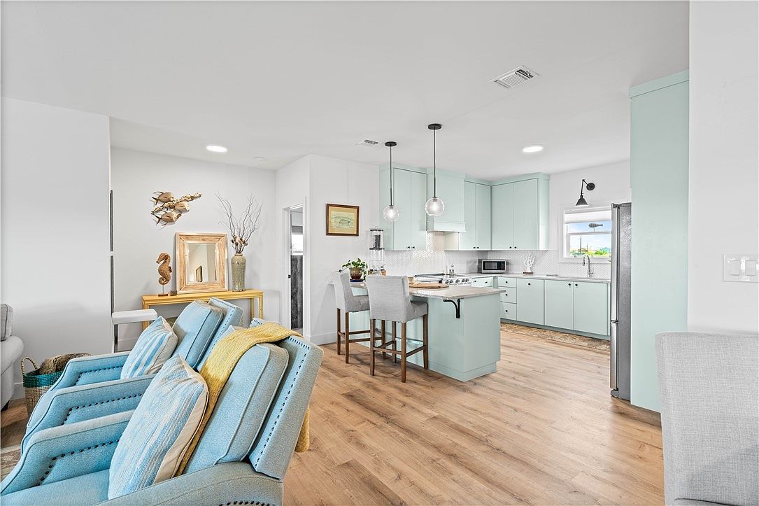 568 W Post Oak Ln Rockport, TX 78382 | Single Family