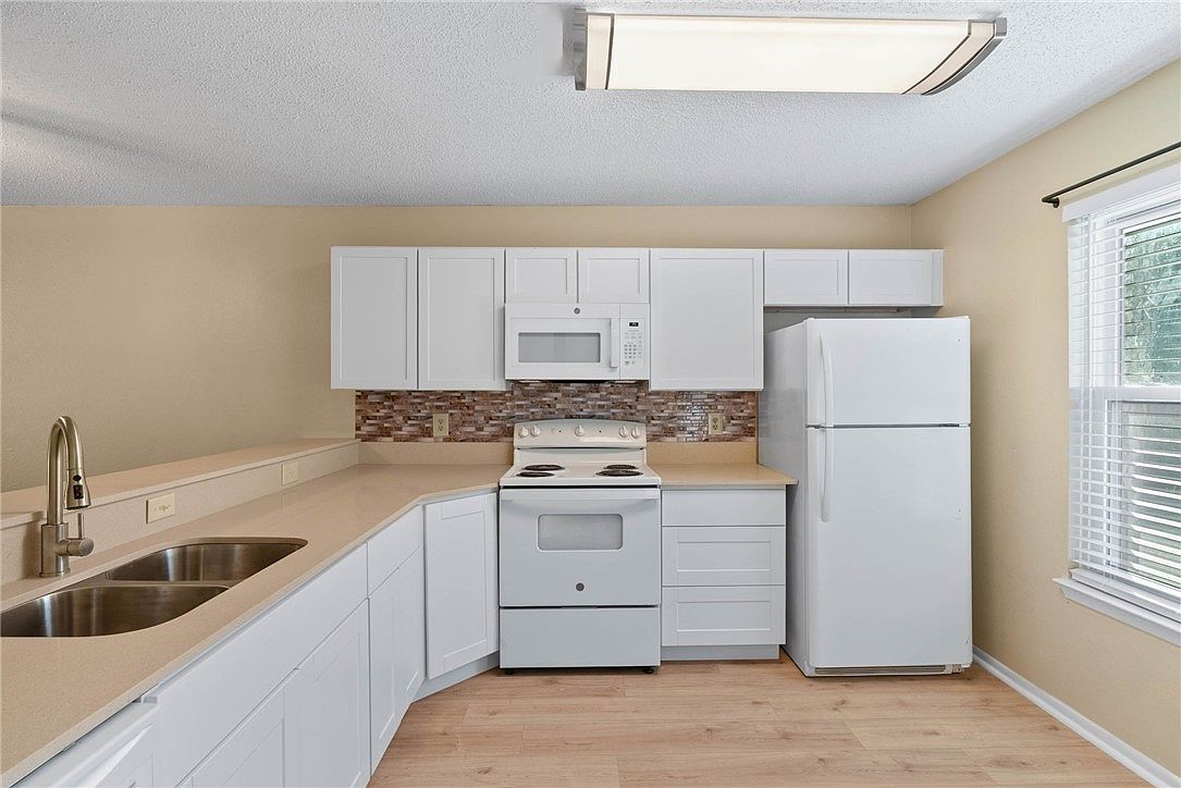 302 Saint Andrews St #J101 Rockport, TX 78382  | Condominium