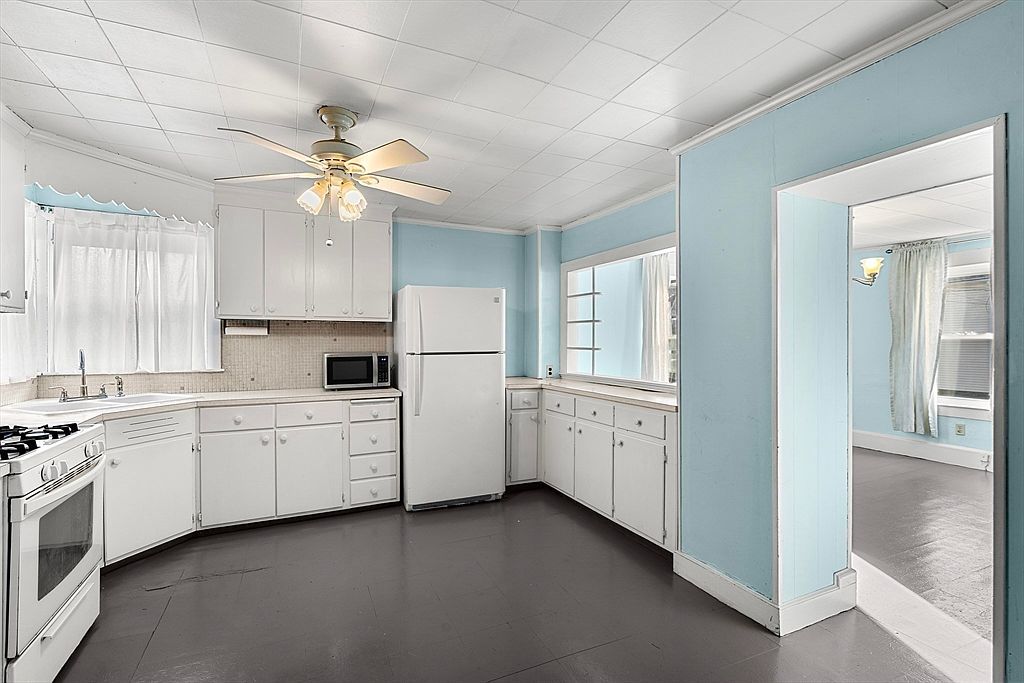 21 Chestnut St Woburn, MA 01801  | Single Family