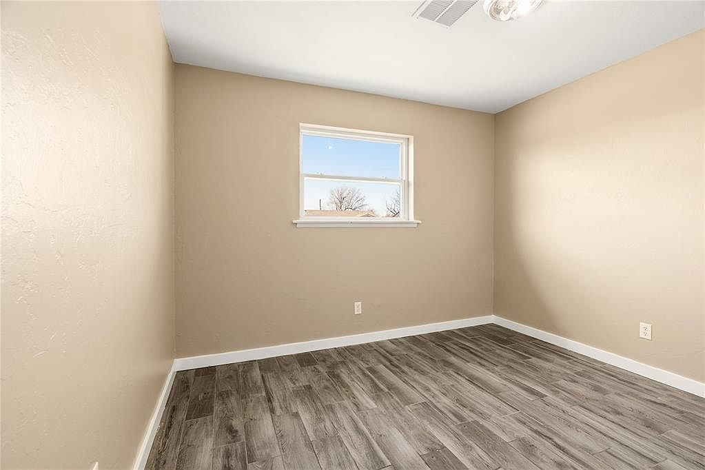 2512 Yorkshire Ave Moore, OK 73160  | Single Family