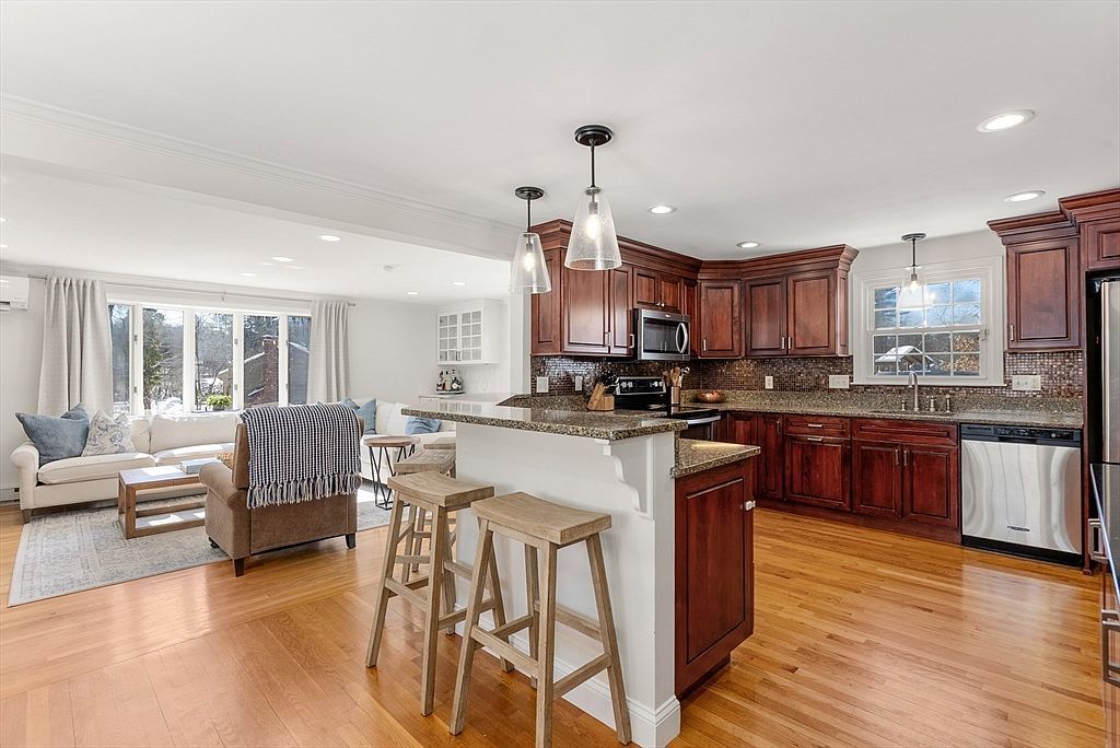 7 Carolyn Ter Southborough, MA 01772  | Single Family