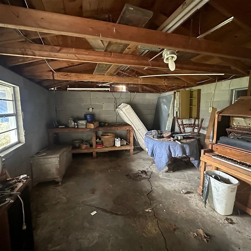 8800 W Manslick Rd Louisville, KY 40272  | Single Family