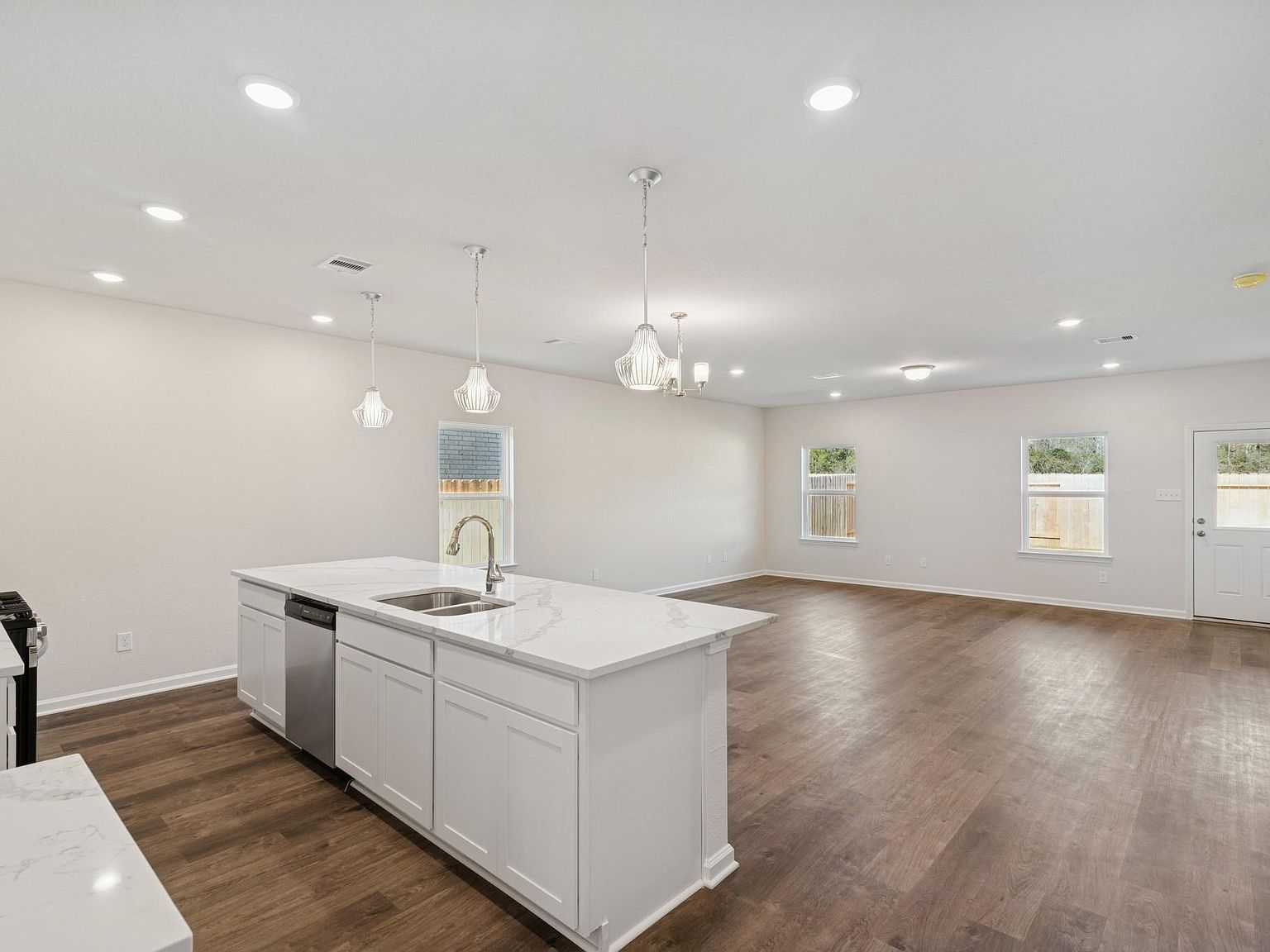 648 Woodhaven Lakes Dr La Marque, TX 77568  | Single Family