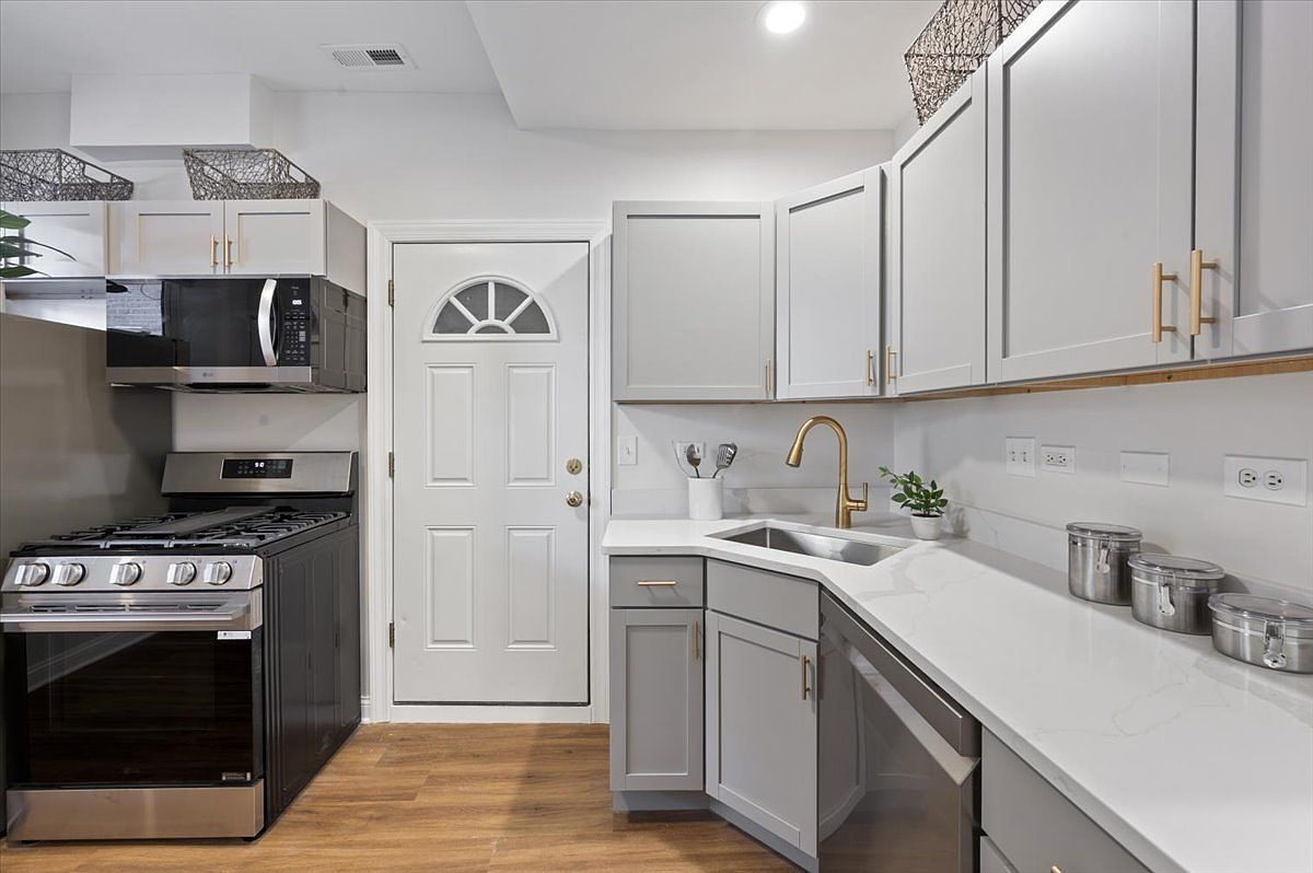 3806 W Belle Plaine Ave #G Chicago, IL 60618  | Condominium