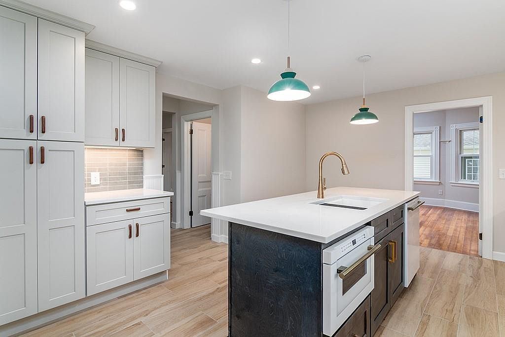 612 Warwick Neck Ave Warwick, RI 02889  | Single Family