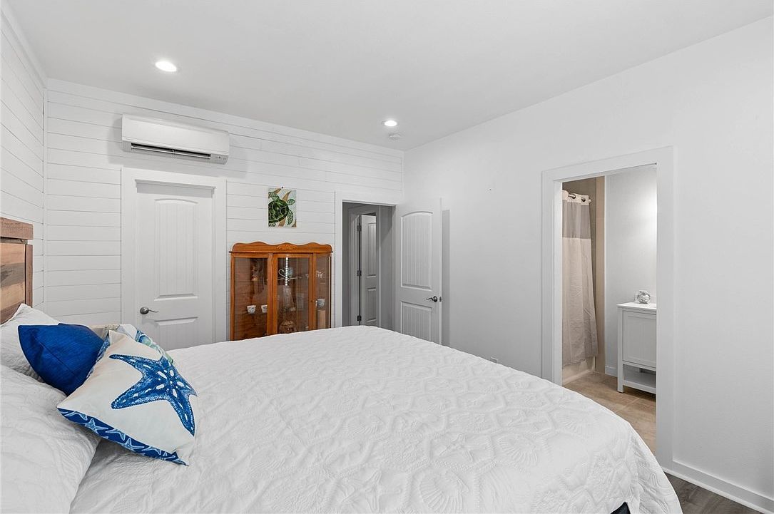 121 Las Palmas Dr Corpus Christi, TX 78418  | Single Family