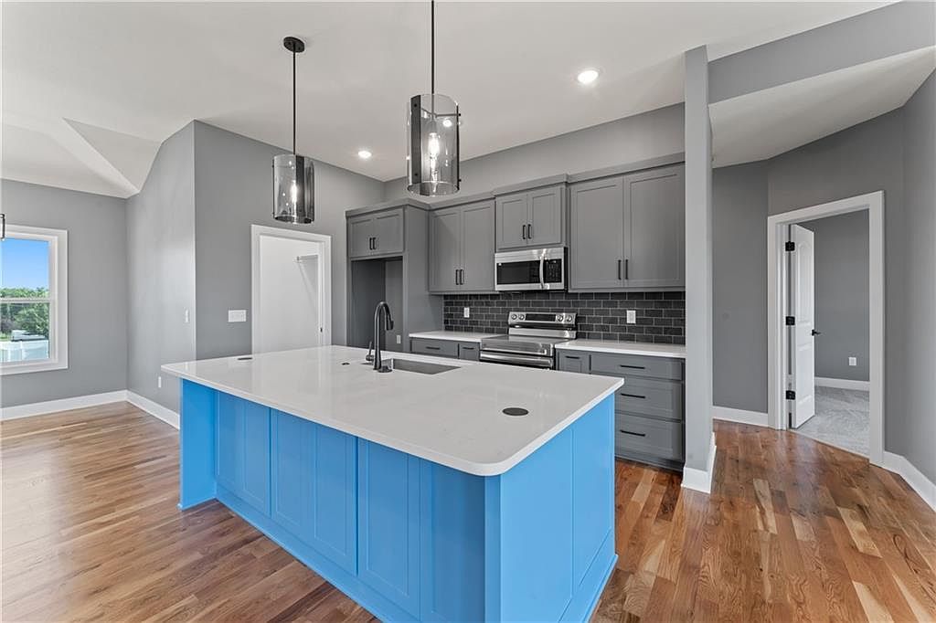 806 W Shawhan Pkwy Lone Jack, MO 64086  | Single Family