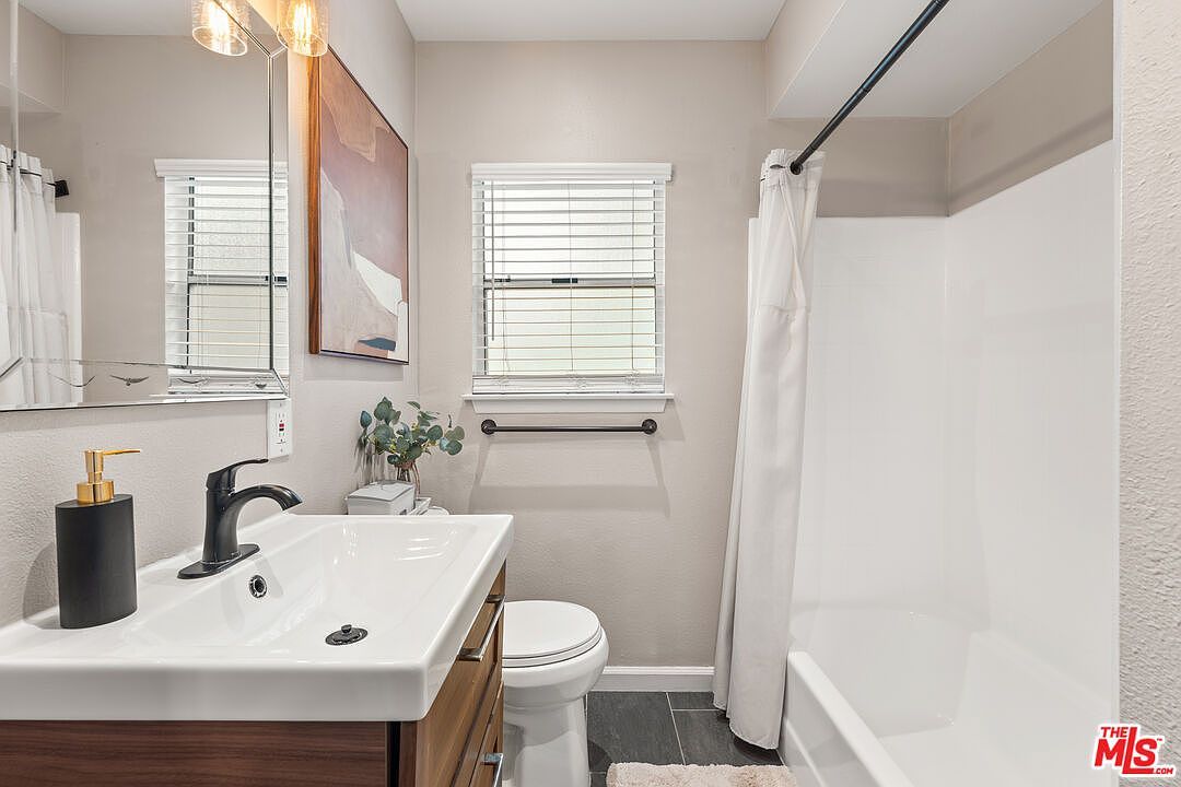 5827 Bowcroft St Unit 2 Los Angeles, CA 90016  | Condominium