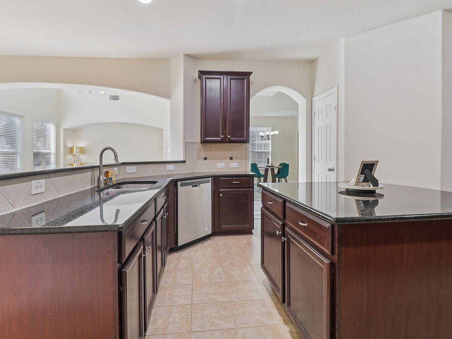 6207 Weaver Dr Arlington, TX 76001  | Single Family