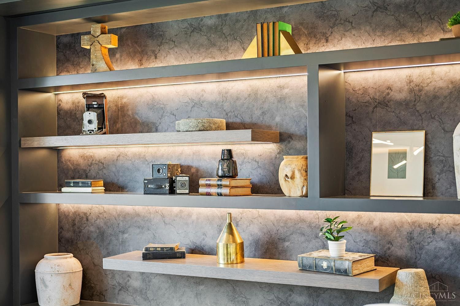 2942 Three Oaks Ln Cincinnati, OH 45209 | Single Family