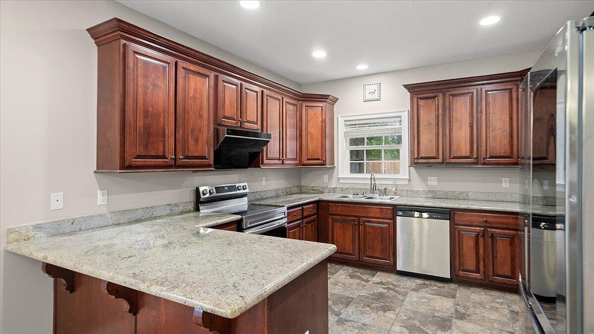 96 Village Dr Hattiesburg, MS 39402  | Single Family