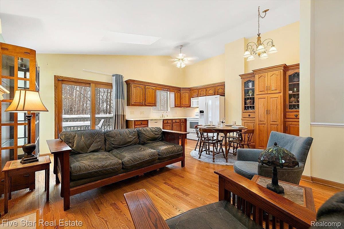 6586 Pontiac Lake Rd #1 Waterford, MI 48327 | Condominium