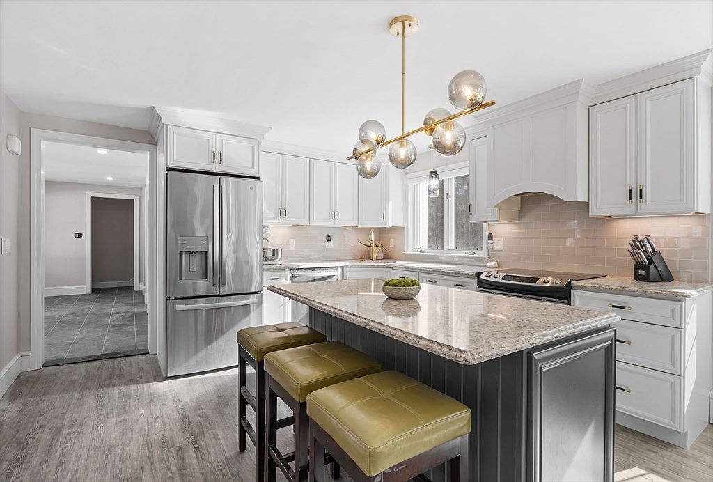 935 King St Raynham, MA 02767  | Single Family