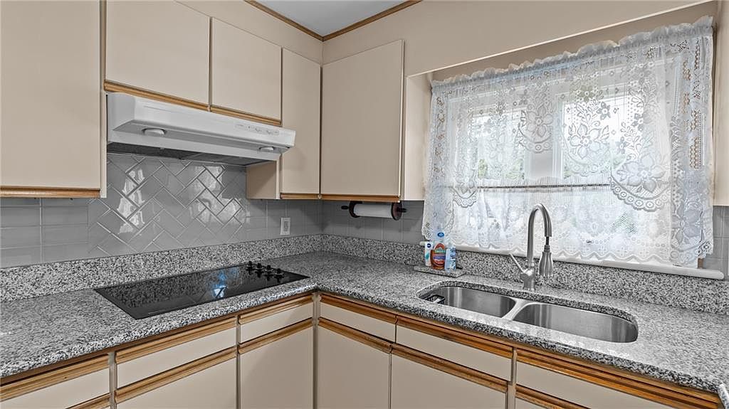 1533 E Main Rd Portsmouth, RI 02871  | Multi Family