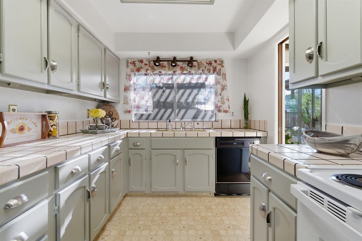 930 Kapareil Dr Tracy, CA 95376  | Single Family