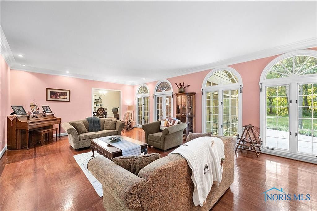 2015 King Rd Toledo, OH 43617  | Single Family