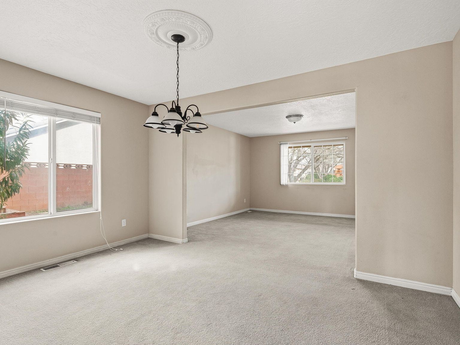 1906 S Bridle Cir Washington, UT 84780  | Single Family