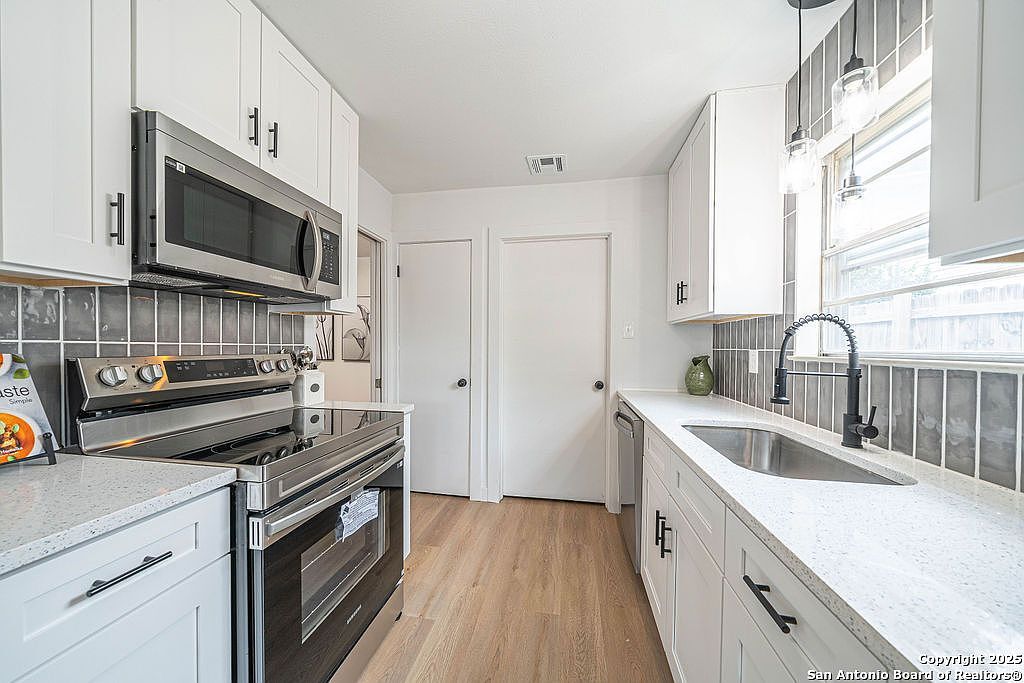 7817 Hollow Oak St Live Oak, TX 78233  | Single Family