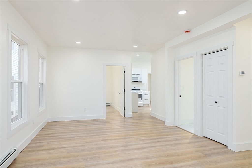 33 Florence St Worcester, MA 01610 | Single Family