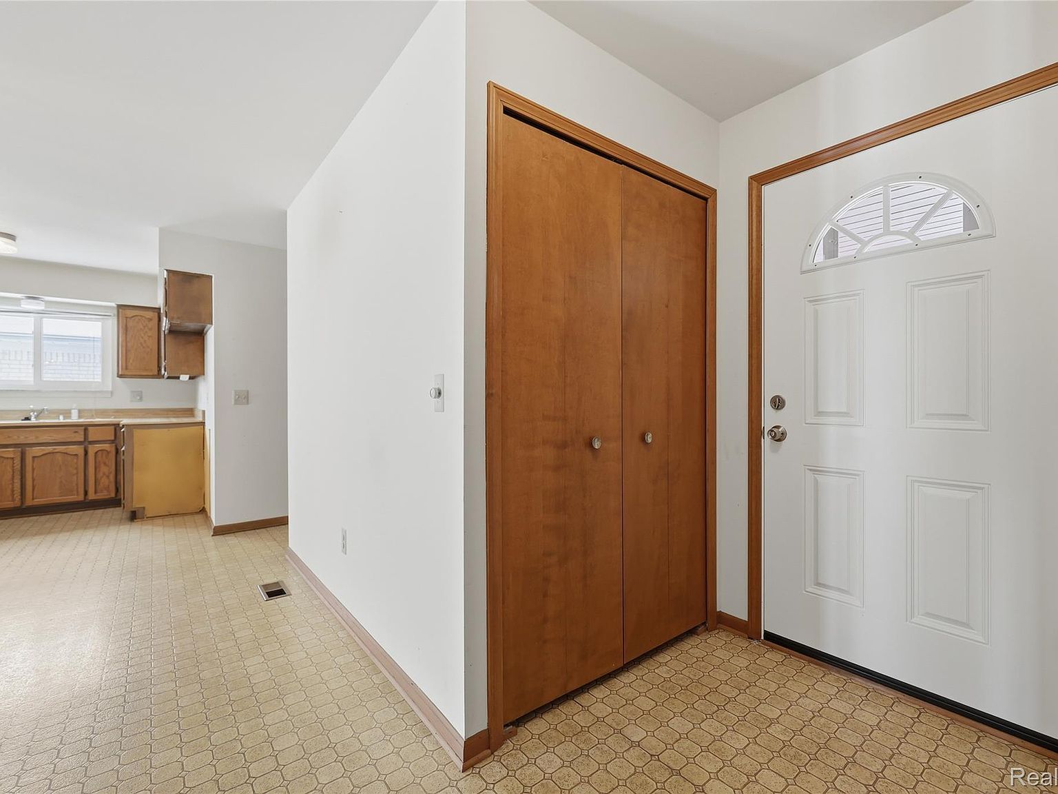 15180 Raphael Ter Warren, MI 48088 | Condominium