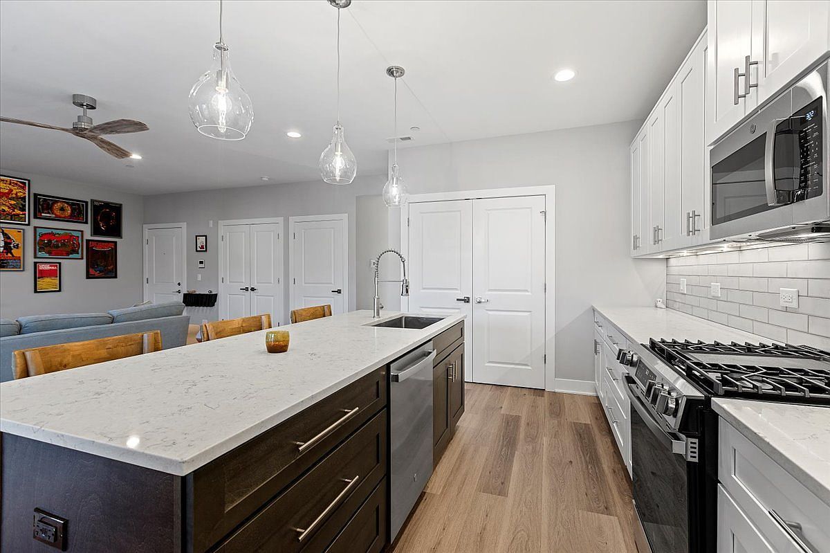 319 S Glendale Ave #303 Barrington, IL 60010 | Condominium