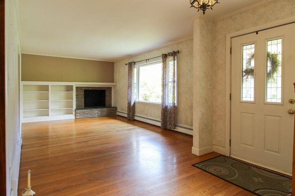 45 Washington Rd Barrington, RI 02806  | Single Family