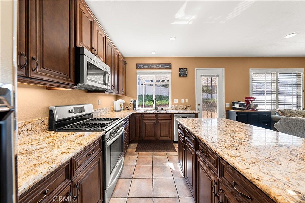 909 Heron Dr Corona, CA 92879 | Single Family