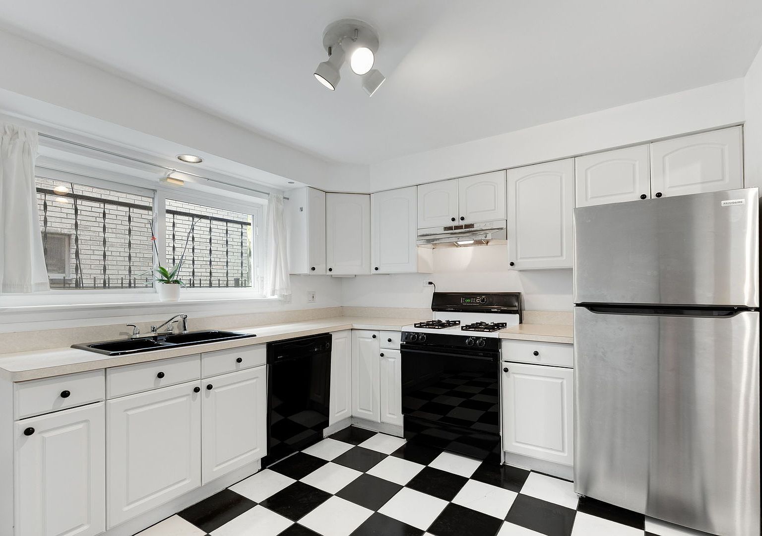 7070 N Ridge Blvd APT 1A Chicago, IL 60645  | Condominium