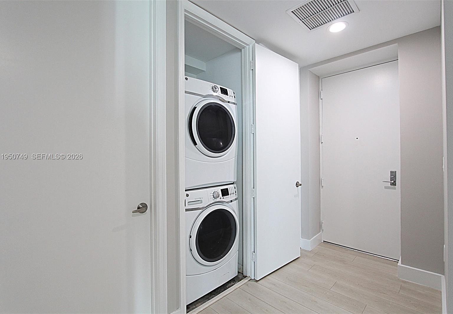 500 Brickell Ave APT 4110 Miami, FL 33131  | Condominium