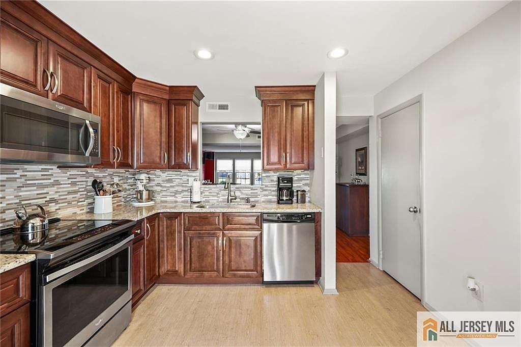 631 Madison Dr #B Monroe Township, NJ 08831  | Condominium