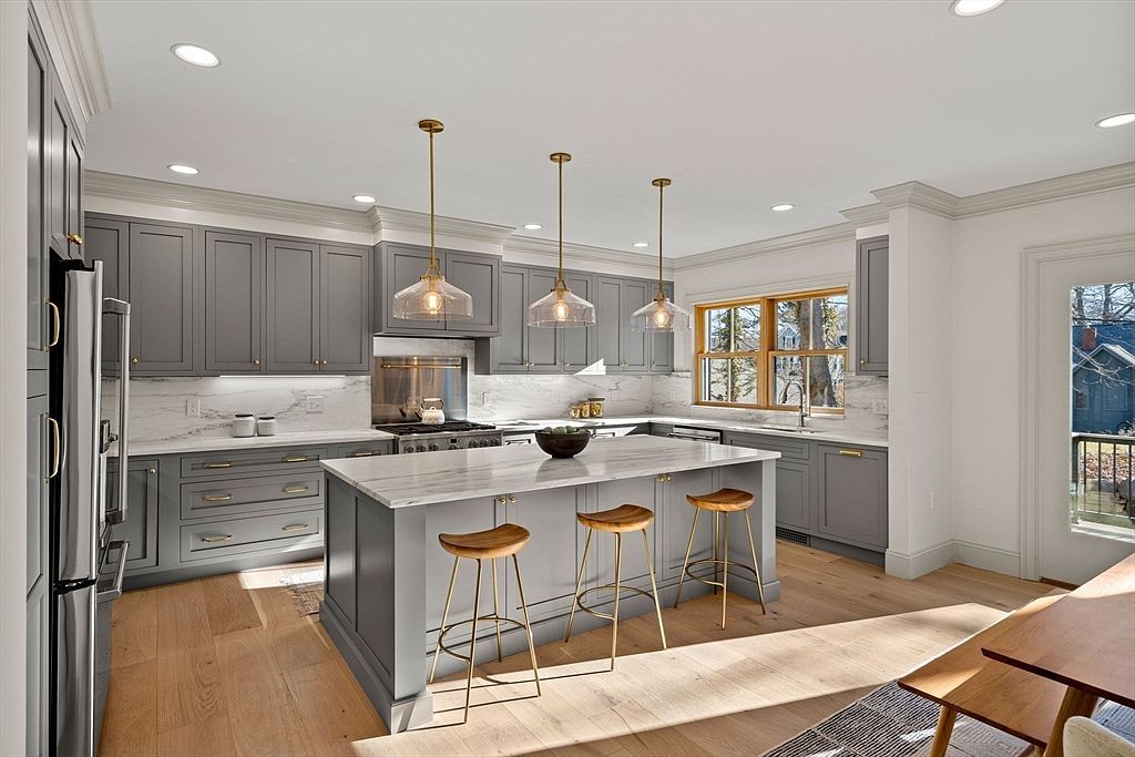 7 Flatley Ave Manchester, MA 01944  | Single Family