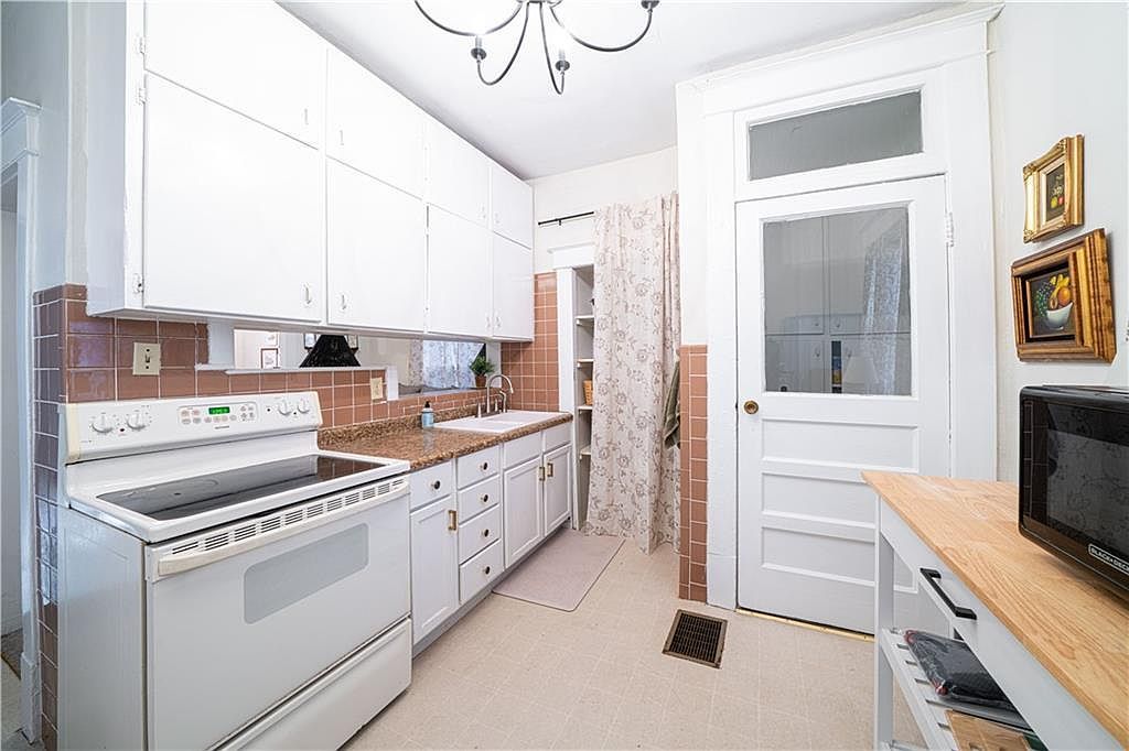 1221 Felix St Saint Joseph, MO 64501  | Single Family