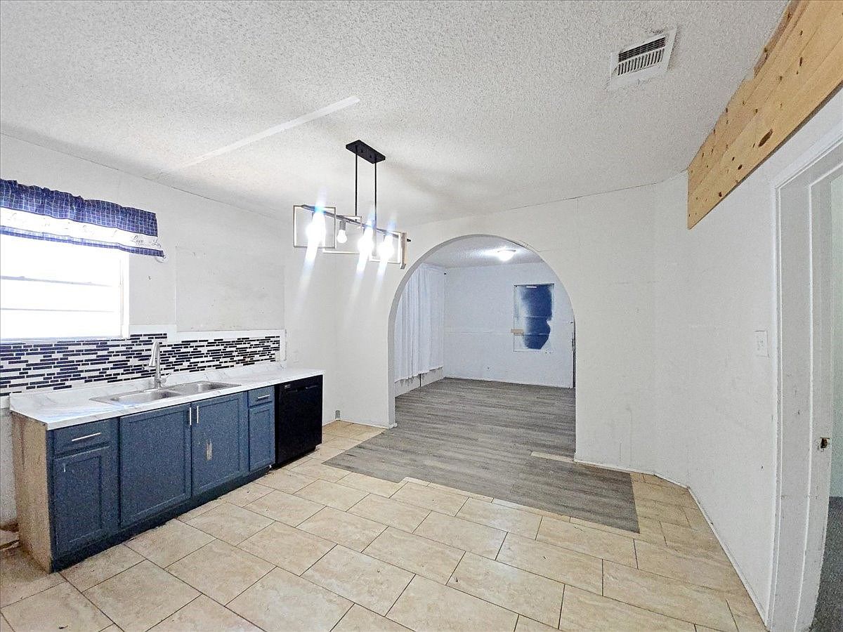 1209 15th Pl Fort Worth, TX 76164 | Single Family