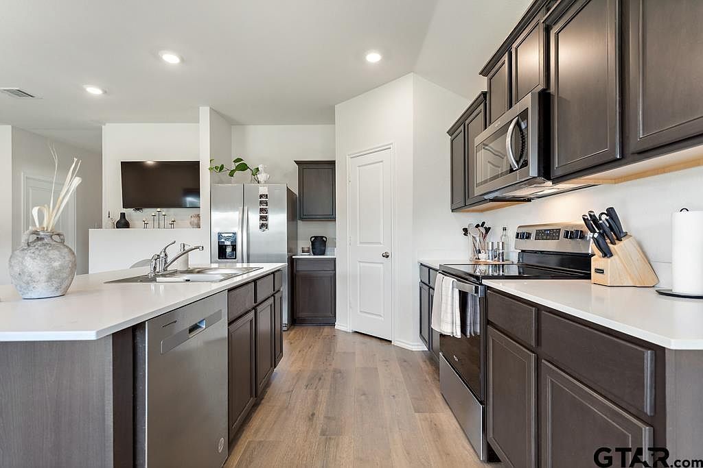 203 Parker Oaks Dr Chandler, TX 75758  | Single Family