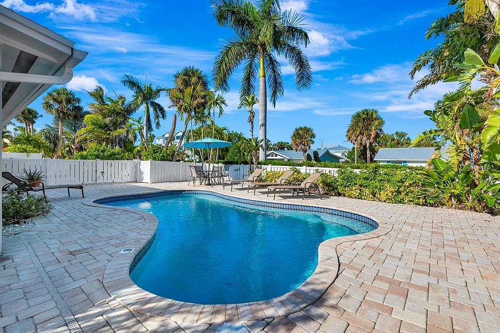 207 75th St #E Holmes Beach, FL 34217  | Condominium