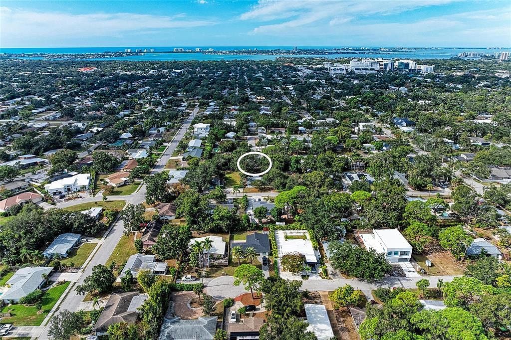 2132 Hyde Park Cir Sarasota, FL 34239 | Single Family