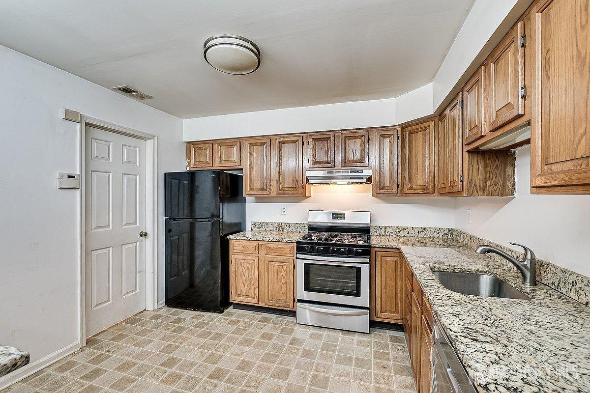 5001 Stonehedge Rd Edison, NJ 08820  | Condominium