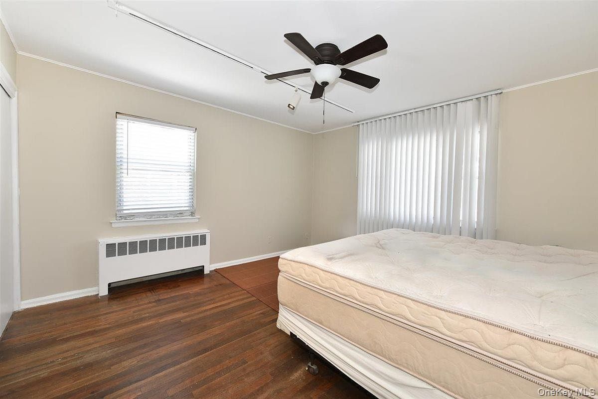 39 Greentree Rd Mineola, NY 11501 | Single Family