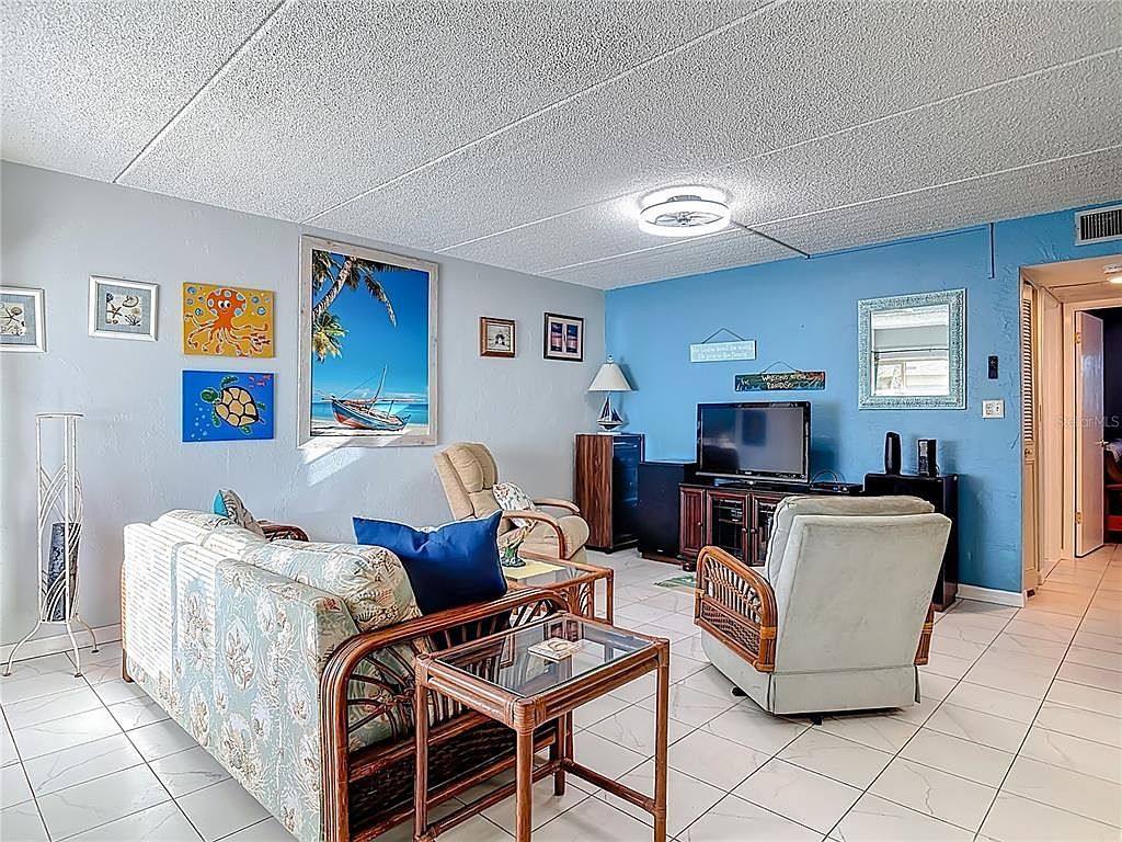 400 Oakridge Blvd APT 21 Daytona Beach, FL 32118 | Condominium