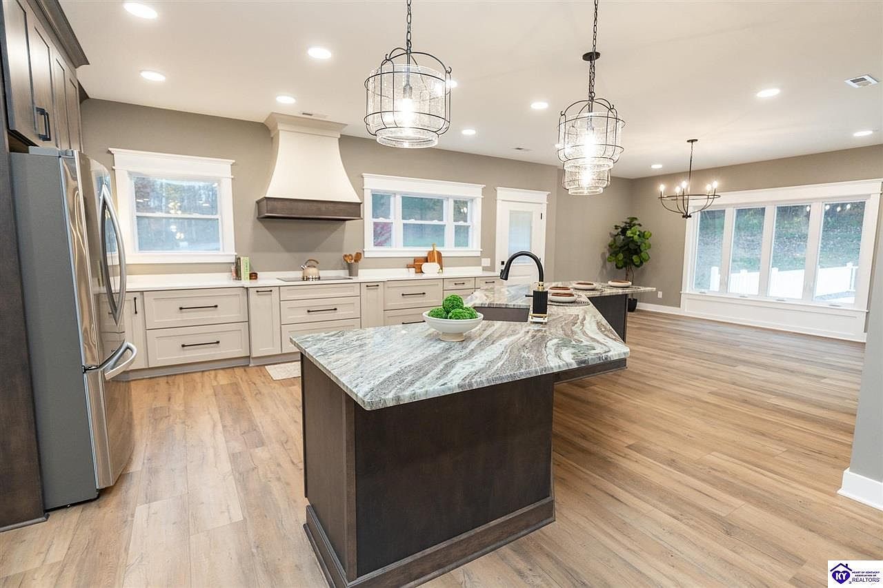 359 W Maple St Caneyville, KY 42721  | Single Family