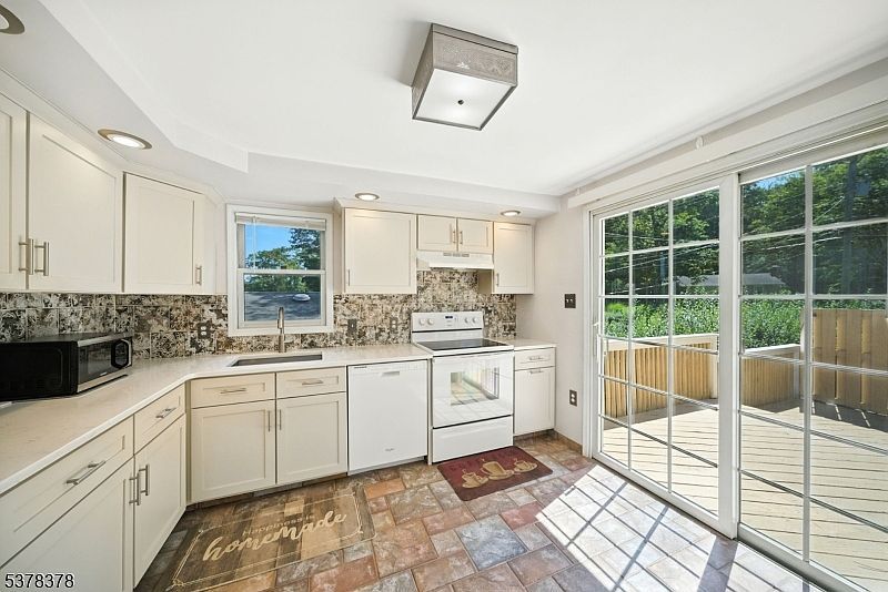 30 Lakeshore Dr E Highland Lakes, NJ 07422  | Single Family