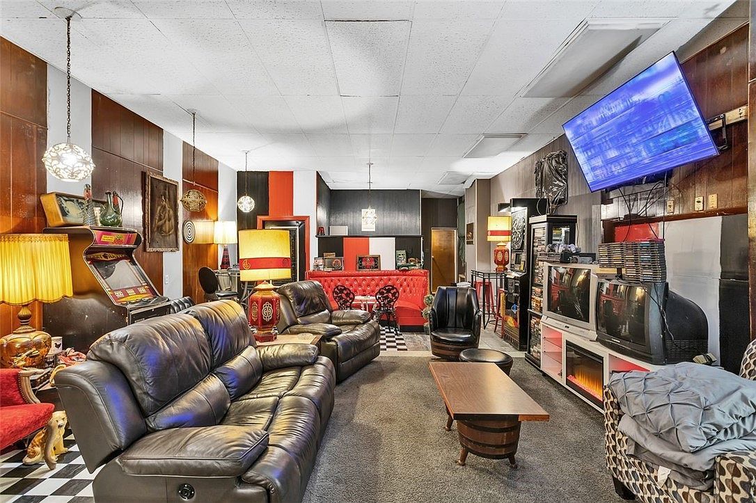 1421 5th Ave Arnold, PA 15068  | Multi Family