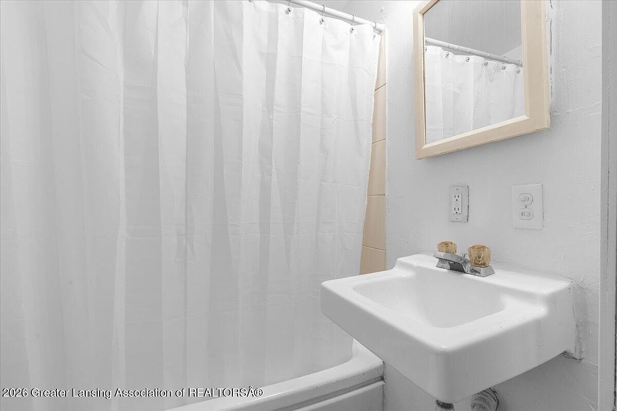 1109 Barr Ave Lansing, MI 48911  | Multi Family