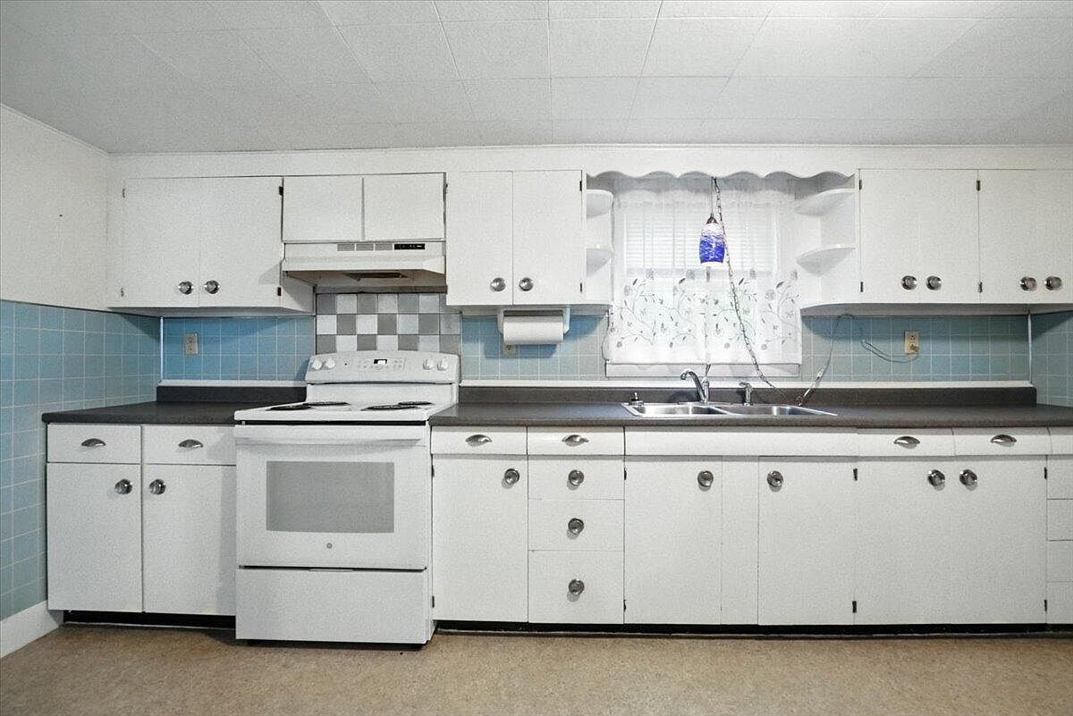 31 Allen Range Rd Freeport, ME 04032  | Single Family