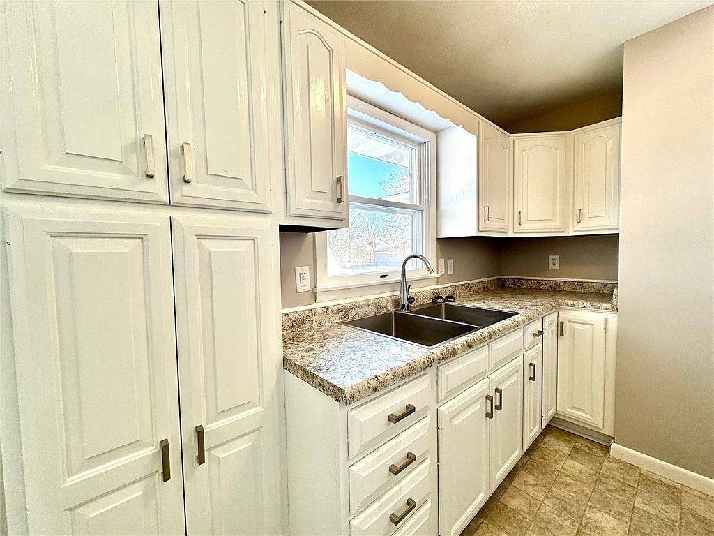 2717 E Washington Rd Casey, IL 62420  | Single Family