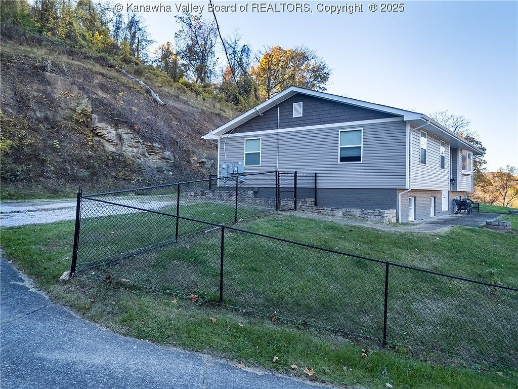 1817 Davis Cir Charleston, WV 25387  | Single Family