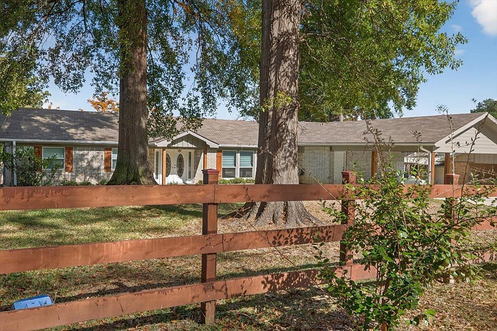 218 Lighthouse Dr N Hemphill, TX 75948  | Single Family