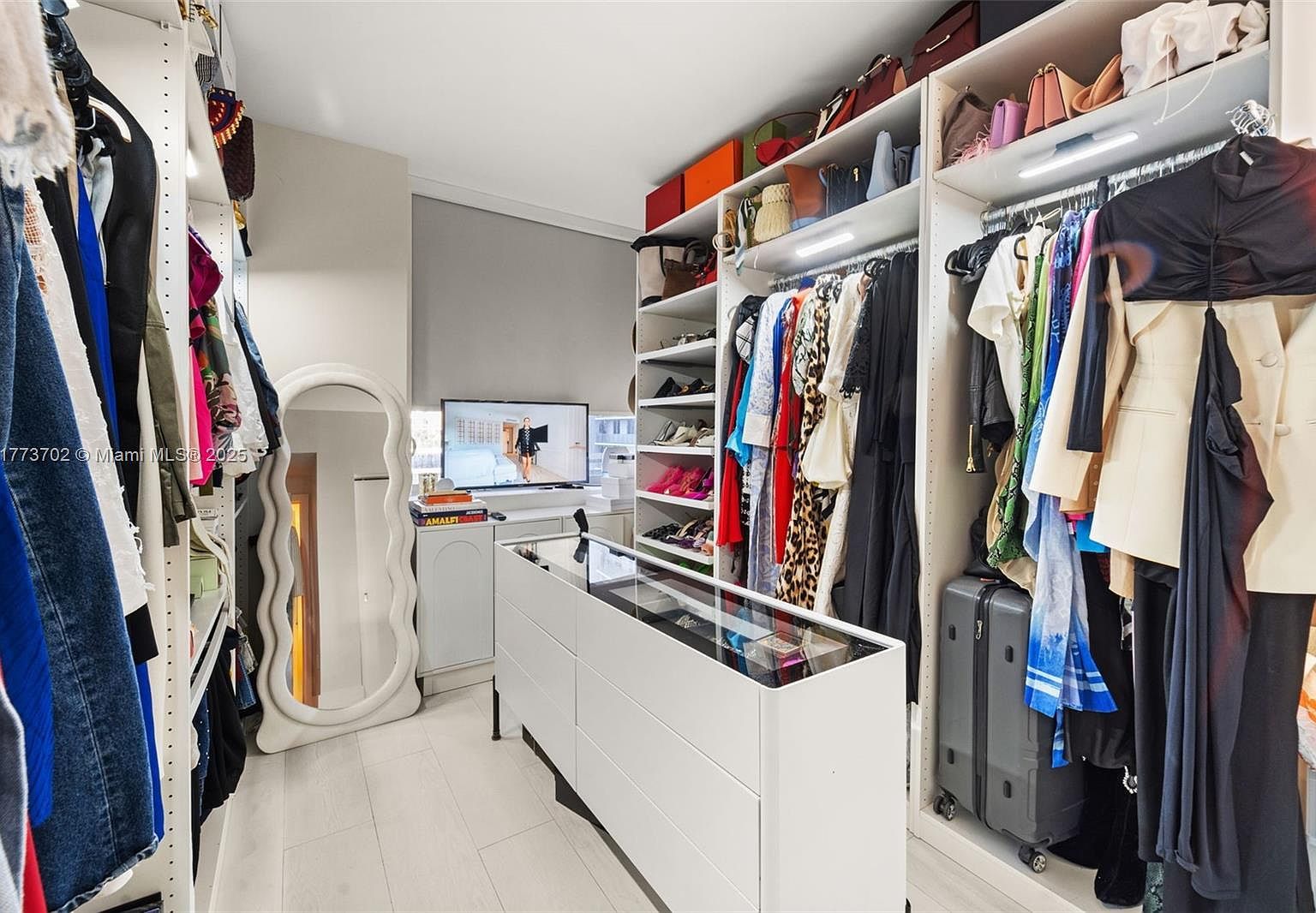 16385 Biscayne Blvd UNIT 1019 North Miami Beach, FL 33160 | Condominium